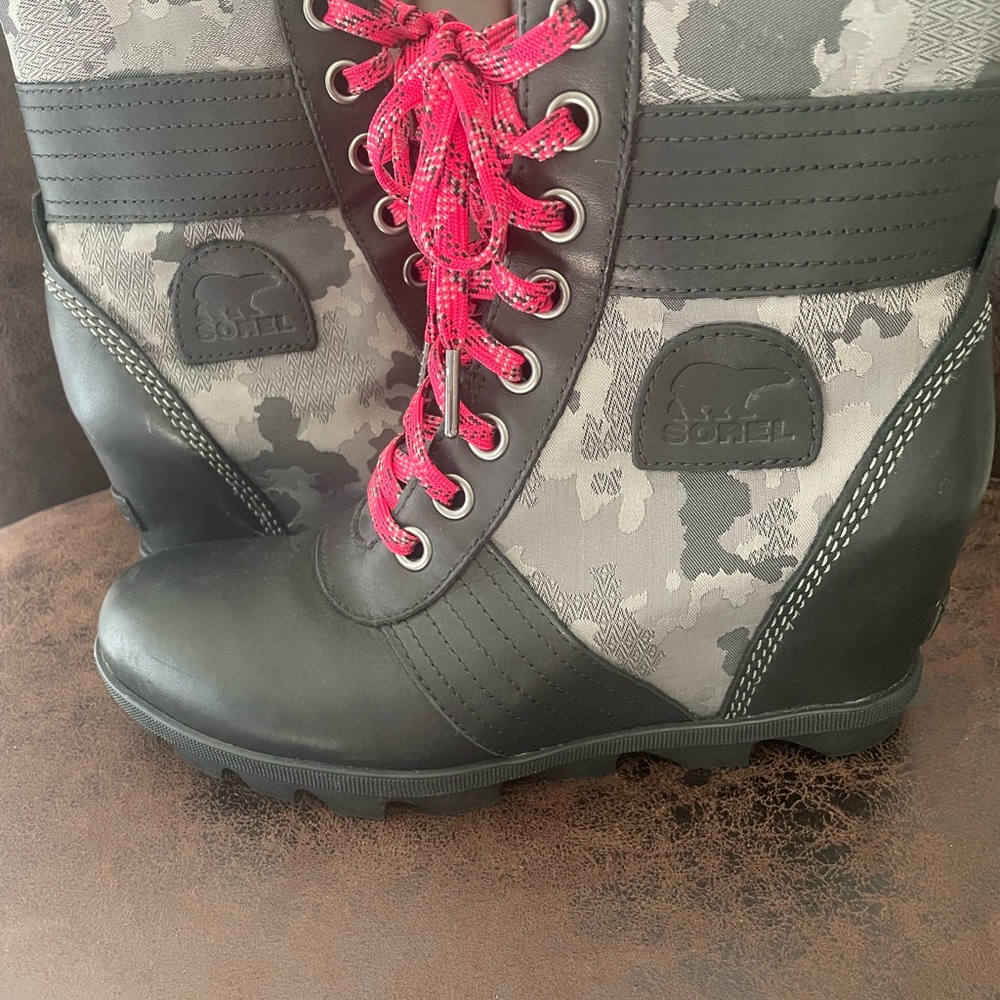 Sorel Women's Joan of Arch Black and gray Camouflage Boots with pink Laces